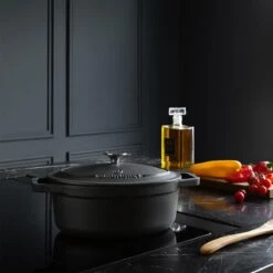 Gietijzeren Braadpan - Sudderpan Zwart Van Daumonet - Ovaal - Ø 29 Cm - 3 Liter - 100% PFAS & PFOA Vrij - Emaille - Geschikt Voor Alle Warmtebronnen - Elektrisch - Gas - Halogeen - Inductie - Keramisch - Vaatwasserbestendig -Pot Verkoopwinkel 1200x1200 1101