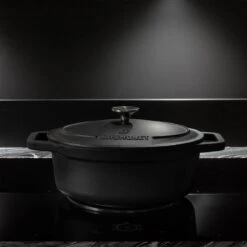 Gietijzeren Braadpan - Sudderpan Zwart Van Daumonet - Ovaal - Ø 29 Cm - 3 Liter - 100% PFAS & PFOA Vrij - Emaille - Geschikt Voor Alle Warmtebronnen - Elektrisch - Gas - Halogeen - Inductie - Keramisch - Vaatwasserbestendig -Pot Verkoopwinkel 1200x1200 1102