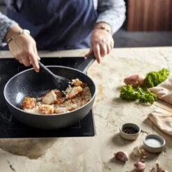 Demeyere Alu Classico 3 Wokpan – Inductie – Ceraforce Keramische Antikleeflaag – 28 Cm – PTFE En PFAS Vrij -Pot Verkoopwinkel 1200x1200 316