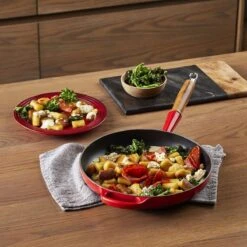 Le Creuset Koekenpan Signature Kersenrood - ø 28 Cm / 2.6 Liter - Geëmailleerde Anti-aanbaklaag 13 Le Creuset Koekenpan Signature Kersenrood - ø 28 Cm / 2.6 Liter - Geëmailleerde Anti-aanbaklaag -Pot Verkoopwinkel 1200x1200 556