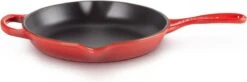 Le Creuset - Gietijzeren Ronde Skillet In Kersenrood 23cm -Pot Verkoopwinkel 1200x397 1