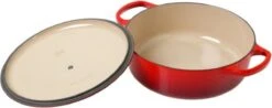 Le Creuset - Gietijzeren - Lage Braadpan - 24cm - Kersenrood -Pot Verkoopwinkel 1200x478 1