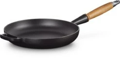 Le Creuset Koekenpan Signature Mat Zwart - ø 28 Cm / 2.6 Liter - Geëmailleerde Anti-aanbaklaag -Pot Verkoopwinkel 1200x580 3