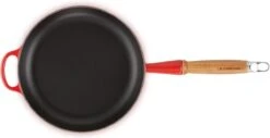 Le Creuset Koekenpan Signature Kersenrood - ø 28 Cm / 2.6 Liter - Geëmailleerde Anti-aanbaklaag 11 Le Creuset Koekenpan Signature Kersenrood - ø 28 Cm / 2.6 Liter - Geëmailleerde Anti-aanbaklaag -Pot Verkoopwinkel 1200x616 2