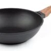 Rosmarino Black Line - Wokpan - Ø30cm - 100% PFAS & PFOA Vrij - Gegoten Aluminium - Non-stick Minerale Coating - Ergonomische Handgreep - Geschikt Voor Alle Warmtebronnen & Vaatwasser 1 Rosmarino Black Line - Wokpan - Ø30cm - 100% PFAS & PFOA Vrij - Gegoten Aluminium - Non-stick Minerale Coating - Ergonomische Handgreep - Geschikt Voor Alle Warmtebronnen & Vaatwasser -Pot Verkoopwinkel 1200x635 1
