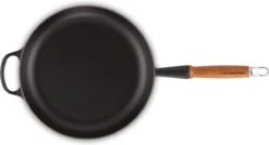 Le Creuset Koekenpan Signature Mat Zwart - ø 28 Cm / 2.6 Liter - Geëmailleerde Anti-aanbaklaag -Pot Verkoopwinkel 1200x652 4