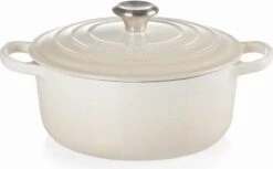 Le Creuset Braadpan Signature Meringue - ø 24 Cm / 4.2 Liter 11 Le Creuset Braadpan Signature Meringue - ø 24 Cm / 4.2 Liter -Pot Verkoopwinkel 1200x744 6