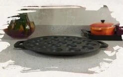 YUGN BLACK Poffertjespan Poffertjesmaker 6 Delige Set - 19 Poffertjes Incl Doseerfles Kwast Poffertjesvork Siliconen Ovenwanten - Platte Onderkant Poffertjespan Inductie Poffertjespan Elektrisch - Cadeau Tip -Pot Verkoopwinkel 1200x751 5