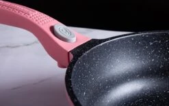 Royalty Line Inductie Pannenset - Luxe 14-delige Pannenset Marmeren Coating - Pannen Met Afneembare Handvaten - Oven-Ready - PFAS-Vrij - Voor Alle Warmtebronnen - Afneembare Koudgrepen - Antiaanbaklaag - Koekenpan Met Glazen Deksels - Roze -Pot Verkoopwinkel 1200x757 14