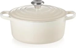 Le Creuset Braadpan Signature Meringue - ø 24 Cm / 4.2 Liter 8 Le Creuset Braadpan Signature Meringue - ø 24 Cm / 4.2 Liter -Pot Verkoopwinkel 1200x764 3