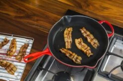 Le Creuset - Gietijzeren Ronde Skillet In Kersenrood 23cm -Pot Verkoopwinkel 1200x787 3