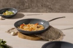 Swiss Pro+ - Koekenpannenset - 3 Delig - Keramisch - Inductie - Milieuvriendelijk - PFAS - PFOA Vrij - Sapphire Green -Pot Verkoopwinkel 1200x799 41