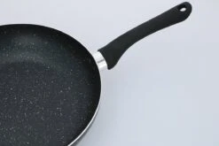 Alpina Koekenpan Ø28cm - Alle Warmtebronnen, Ook Inductie - Anti-aanbak - Gemarmerd - Zwart 10 Alpina Koekenpan Ø28cm - Alle Warmtebronnen, Ook Inductie - Anti-aanbak - Gemarmerd - Zwart -Pot Verkoopwinkel 1200x800 203