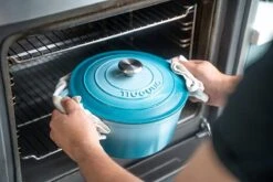 Nuovva Gietijzeren Braadpan Antiaanbaklaag Met Deksel - Sudderpan Blauw - Rond - Ø24 Cm - 4,7 Liter - 100% PFAS & PFOA Vrij - Geschikt Voor Alle Warmtebronnen - Elektrisch - Gas - Halogeen - Inductie – Keramisch 10 Nuovva Gietijzeren Braadpan Antiaanbaklaag Met Deksel - Sudderpan Blauw - Rond - Ø24 Cm - 4,7 Liter - 100% PFAS & PFOA Vrij - Geschikt Voor Alle Warmtebronnen - Elektrisch - Gas - Halogeen - Inductie – Keramisch -Pot Verkoopwinkel 1200x800 210