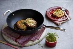 Le Creuset Wokpan - Met Steel - Les Forgées TNS - ø 26 Cm / 3.4 Liter - Standaard Anti-aanbaklaag -Pot Verkoopwinkel 1200x800 68