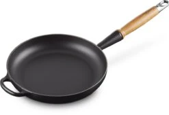 Le Creuset Koekenpan Signature Mat Zwart - ø 28 Cm / 2.6 Liter - Geëmailleerde Anti-aanbaklaag -Pot Verkoopwinkel 1200x823 6