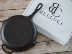 Belluci - Ø26cm - Koekenpan - Skillet + Deksel Geëmailleerde Gietijzeren Pan Voor BBQ En Inductie Incl. Accessoires - Hapjespan - Braadpan -Pot Verkoopwinkel 1200x899 26