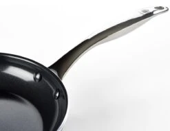 Dagelijkse Kost Door Jeroen Meus - Koekenpan ø28cm - Inductie - Anti-aanbak - PFAS-vrij -Pot Verkoopwinkel 1200x926 42