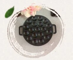 YUGN BLACK Poffertjespan Poffertjesmaker 6 Delige Set - 19 Poffertjes Incl Doseerfles Kwast Poffertjesvork Siliconen Ovenwanten - Platte Onderkant Poffertjespan Inductie Poffertjespan Elektrisch - Cadeau Tip -Pot Verkoopwinkel 1200x993 3