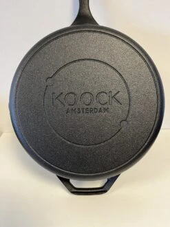 Koock Amsterdam® Skillet Gietijzer - Koekenpan - Geschikt Voor Alle Warmtebronnen Incl. BBQ En Inductie 14 Koock Amsterdam® Skillet Gietijzer - Koekenpan - Geschikt Voor Alle Warmtebronnen Incl. BBQ En Inductie -Pot Verkoopwinkel 899x1200 6